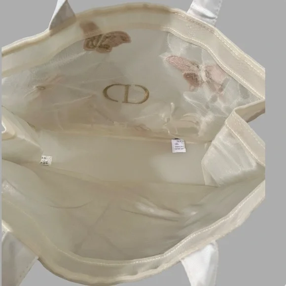 Stylish Dior Beauty GWP tote.
Cream Lace tote with embroidered buttertly - Picture 7 of 14